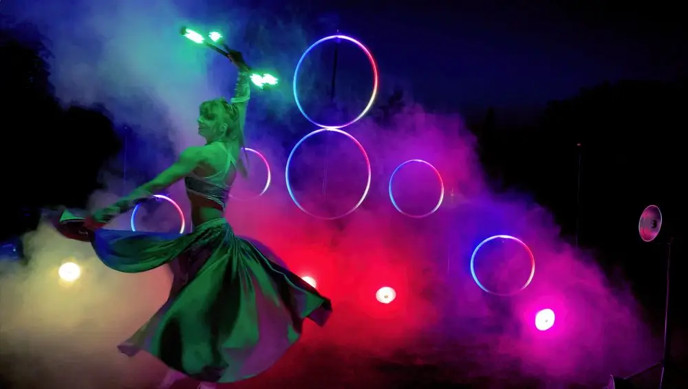 Lichtshow mit Bühnennebel und Hintergrundaufbau